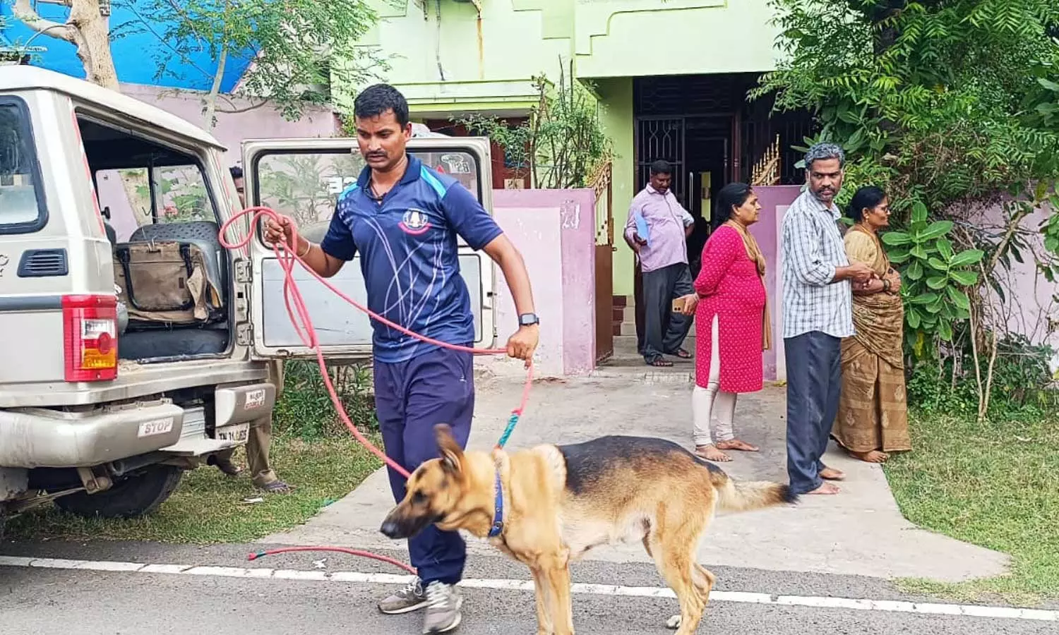 கூட்டுறவு வங்கி ஊழியர் வீட்டில் 60 பவுன் நகை கொள்ளை- போலீசார் விசாரணை கூட்டுறவு வங்கி ஊழியர் வீட்டில் 60 பவுன் நகை கொள்ளை- போலீசார் விசாரணை