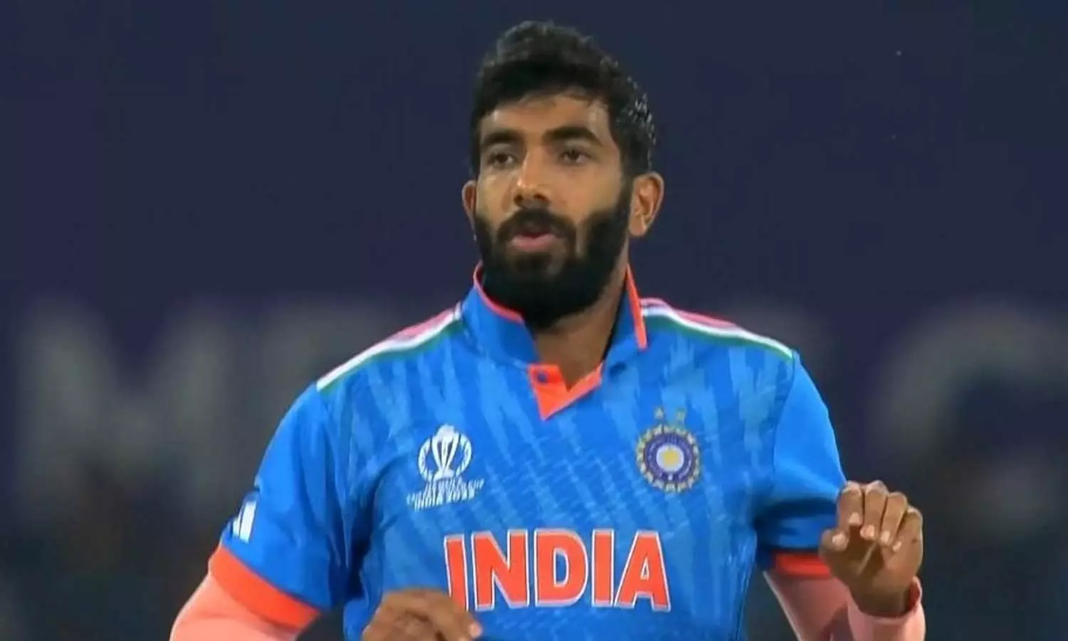 பும்ரா அடுத்தடுத்து இரண்டு விக்கெட்டுகள்... ... இந்தியா- இங்கிலாந்து போட்டி லைவ் அப்டேட்ஸ்: இங்கிலாந்து 129 ரன்னில் சுருண்டது