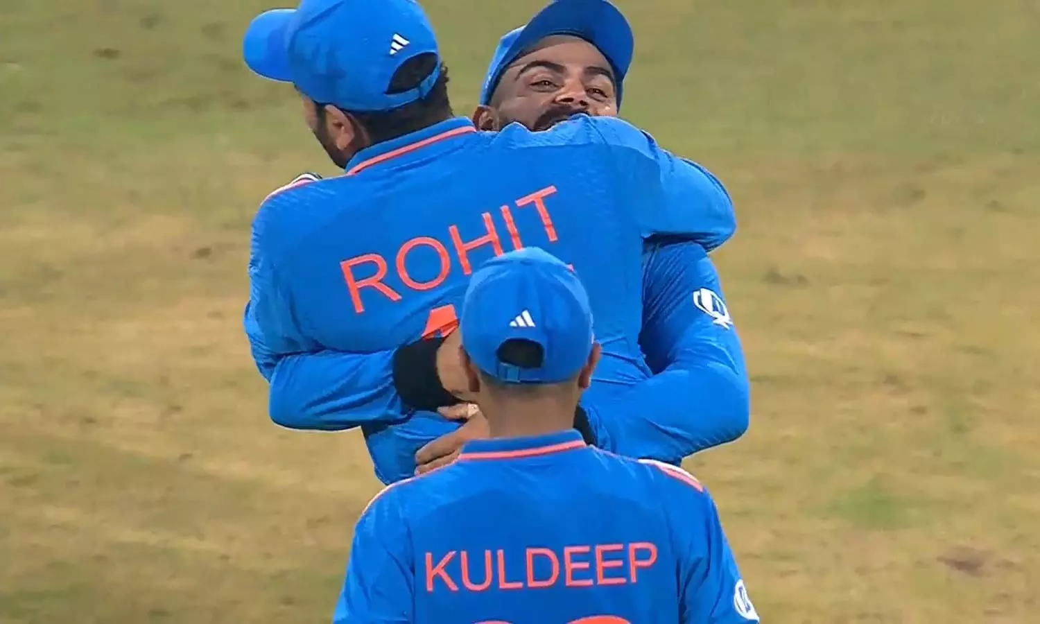 மொயீன் அலி விக்கெட்டை வீழ்த்தியதும் ரோகித் சர்மாவை... ... இந்தியா- இங்கிலாந்து போட்டி லைவ் அப்டேட்ஸ்: இங்கிலாந்து 129 ரன்னில் சுருண்டது