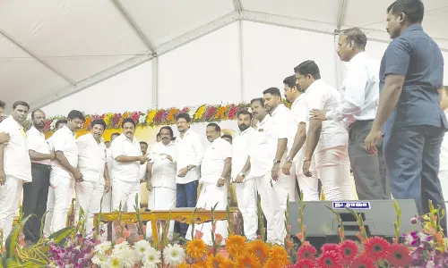 அரசின் திட்டங்களை விரைந்து முடிக்க அனைத்து துறை அதிகாரிகளும் ஒத்துழைப்பு அளிக்க வேண்டும்