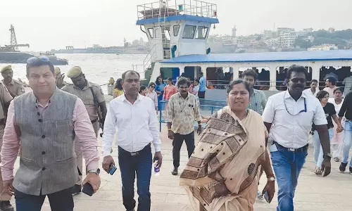 மத்திய மந்திரி பிரதீமா பவுமிக் கன்னியாகுமரி வருகை - விவேகானந்தர் நினைவு மண்டபத்தை பார்வையிட்டார்