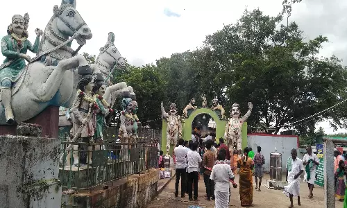 அய்யலூர் வண்டிகருப்பணசாமி கோவிலில் கிடாவெட்டி நேர்த்திக்கடன் செலுத்திய பக்தர்கள்