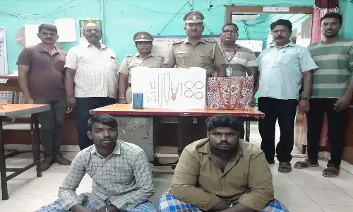 ரெயில் பயணிகளிடம் நகை, செல்போன், பணம் பறித்த கஞ்சா வியாபாரி உட்பட 2 பேர் கைது