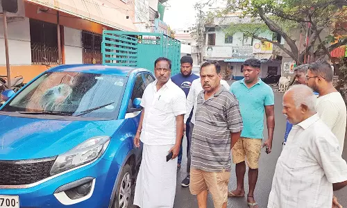 நள்ளிரவில் கார், வேன், கடைகளை அடித்து நொறுக்கிய போதை கும்பல்: போலீஸ் நிலையம் அருகே அட்டூழியம்