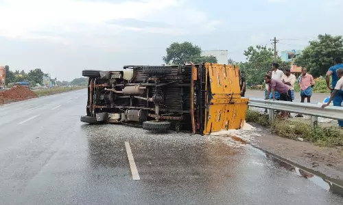 ரேசன் அரிசி கடத்திய வேன் கவிழ்ந்தது: டிரைவர் தப்பி ஓட்டம்