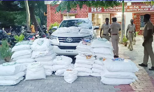 சொகுசு காரில் ரூ. 12 லட்சம் மதிப்பில் குட்கா பறிமுதல்