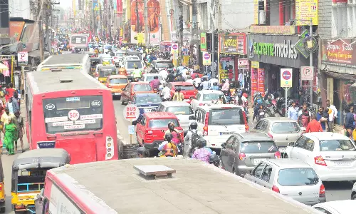 நெருங்கிய தீபாவளி பண்டிகை: கோவை கடைவீதிகளில் அலைமோதிய மக்கள் கூட்டம்