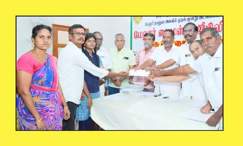 அரசு பள்ளியில் படித்து பொதுத் தேர்வில்  வெற்றி பெற்ற மாணவர்களுக்கு பரிசு