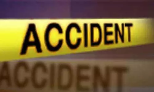 லாரி மீது கார் மோதி அரசு ஊழியர் பலி