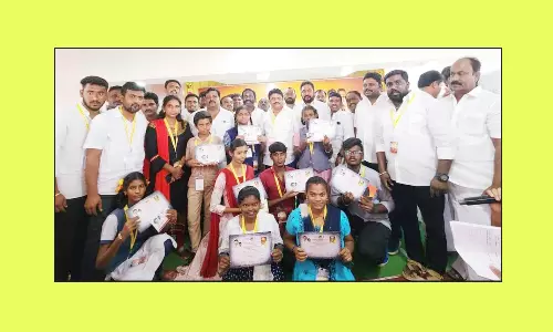 மாணவ-மாணவிகளுக்கு மணிமாறன் பரிசு வழங்கினார்