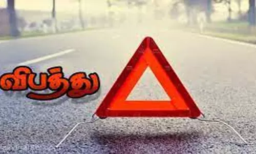 மோட்டார்சைக்கிள் மீது லாரி மோதல்மனைவி கண் முன்னே கணவன் சாவு