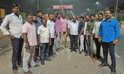 நெல்லை சோதனை சாவடியில் போலீஸ் ஏட்டு தாக்கியதாக கூறி வக்கீல்கள் நள்ளிரவில் சாலை மறியல்