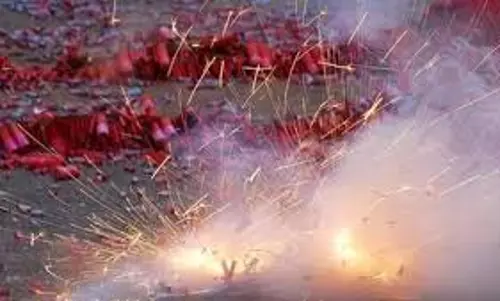 சட்ட விரோதமாக வைத்திருந்த பட்டாசுகள் பறிமுதல்