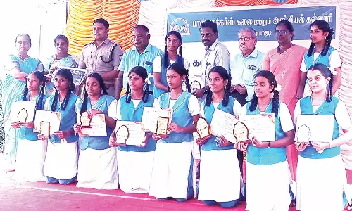 பல்வேறு போட்டியில் வெற்றிபெற்ற மாணவிகளுக்கு கேடயம்