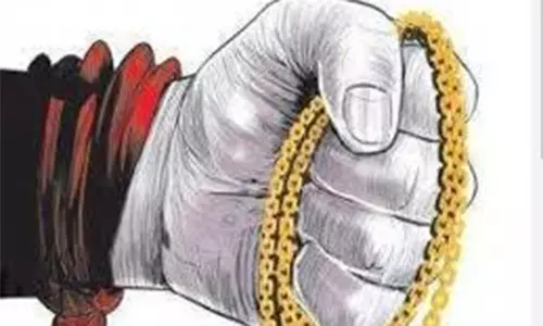 வீடு புகுந்து 10 பவுன் நகை திருட்டு