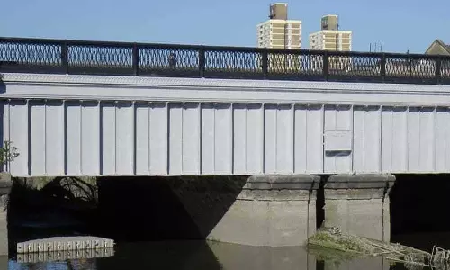 திருப்பூா்    அம்மன் வீதியில்  சாலையின் உயரத்துக்கு ஏற்ப சாக்கடை  கால்வாய் பாலம் அமைக்க வேண்டும் - பா.ஜ.க., வலியுறுத்தல்