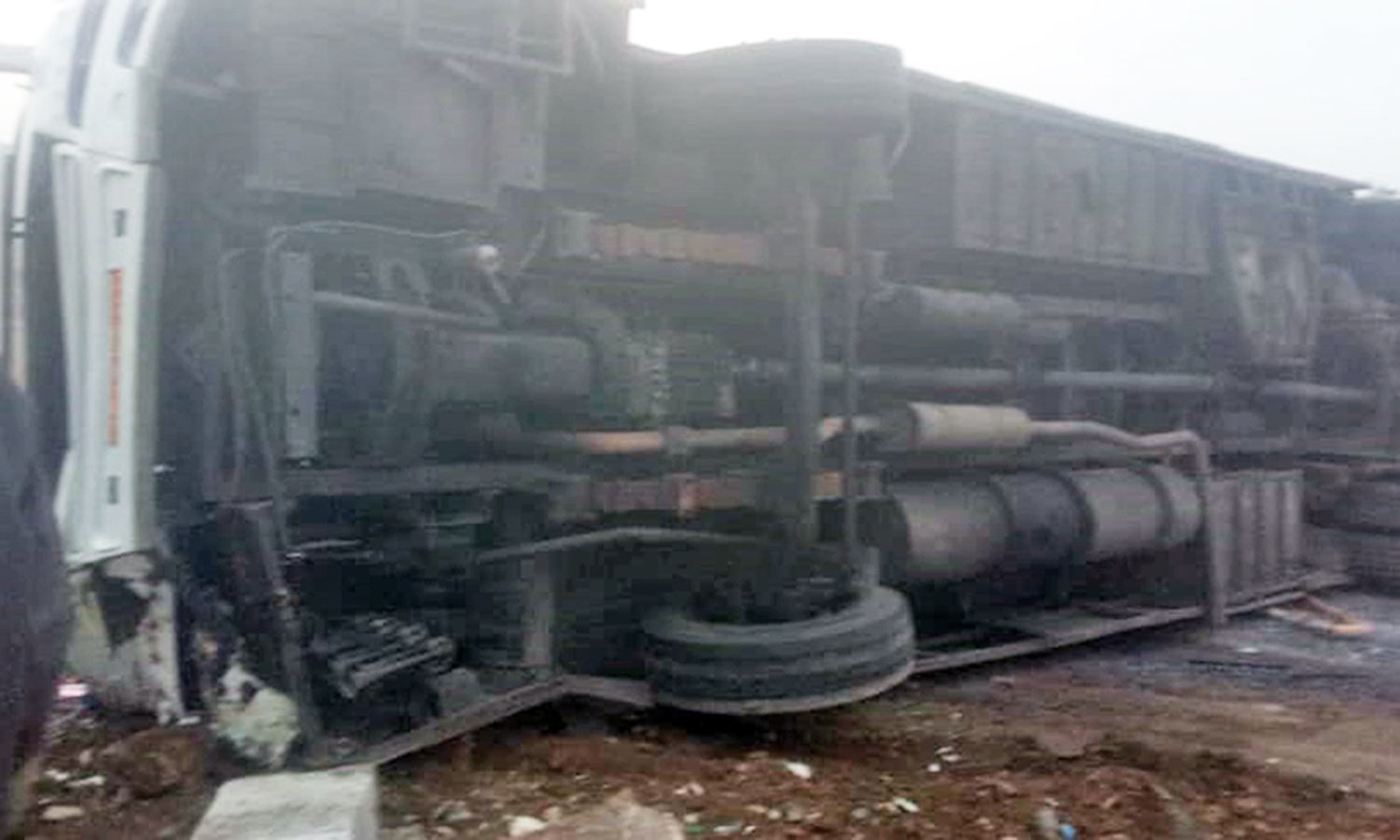 தருமபுரி அருகே பேரிகார்டு மீது மோதி ஆம்னி பஸ் கவிழ்ந்து விபத்து