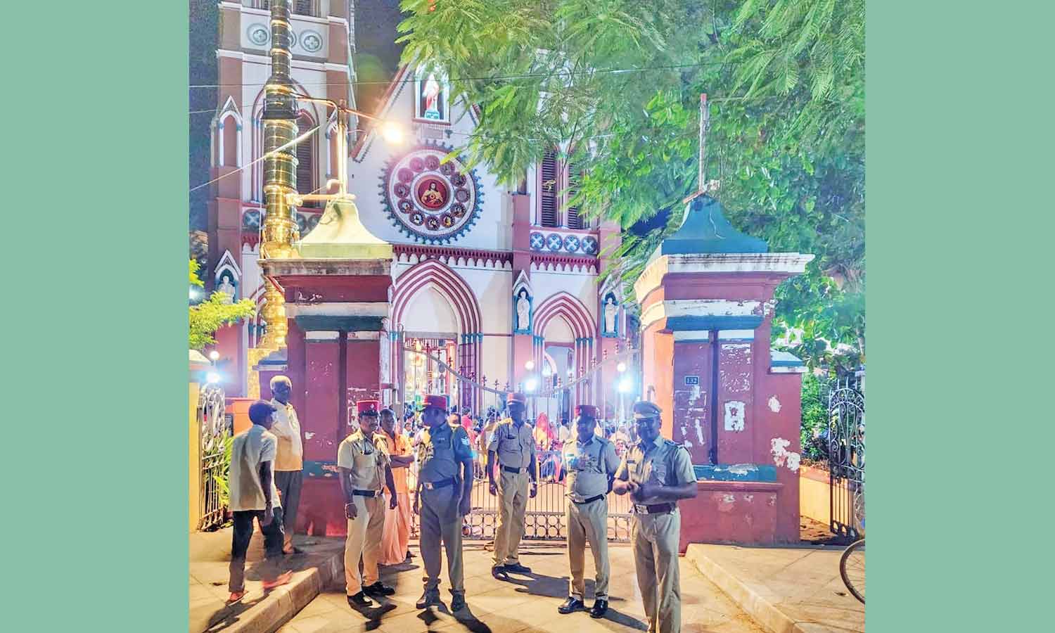 கேரளாவில் குண்டுவெடிப்பு எதிரொலி புதுவை தேவாலயங்களில் போலீஸ் பாதுகாப்பு