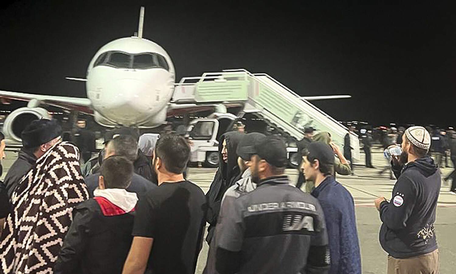 இஸ்ரேலில் இருந்து வந்த விமானம்: யூதர்களை தேடிய கும்பல்- ரஷிய விமான நிலையத்தில் பரபரப்பு