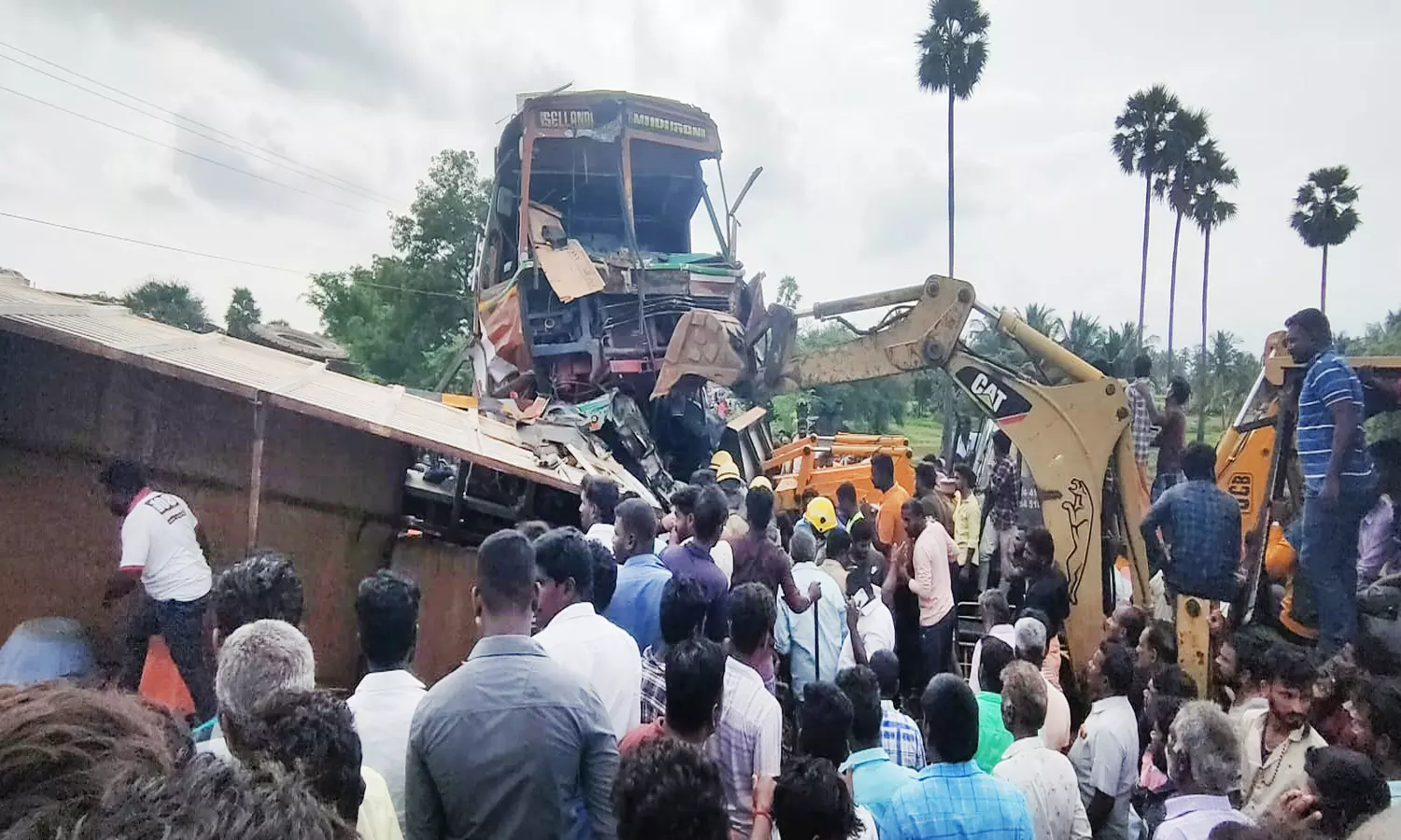 பழனி அருகே 2 லாரிகள் மோதிய விபத்தில் தொழிலாளி சாவு பழனி அருகே 2 லாரிகள் மோதிய விபத்தில் தொழிலாளி சாவு