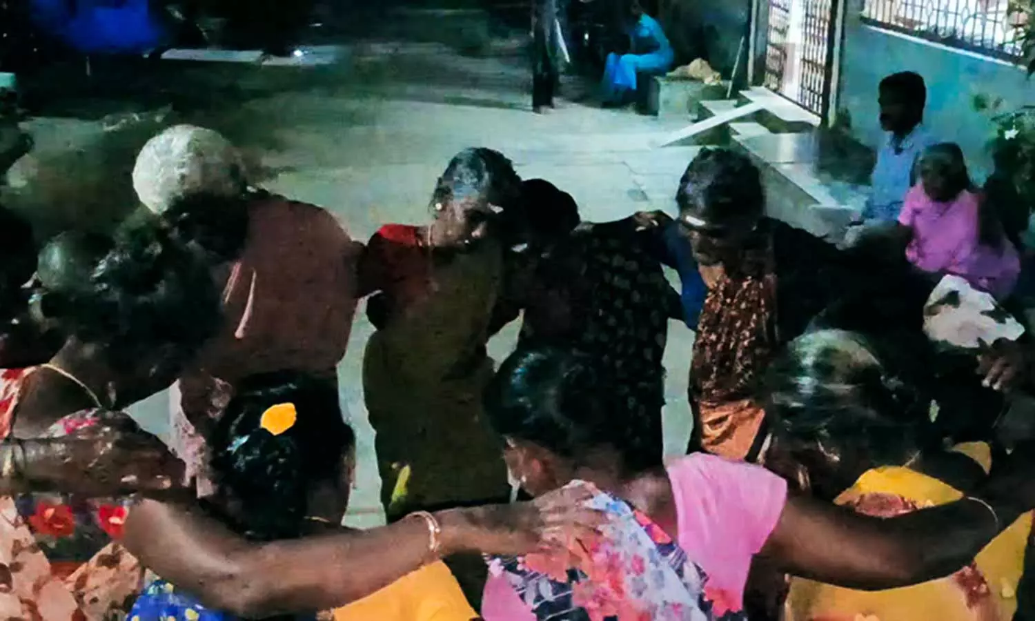 மழை வேண்டி வழிபட்ட பெண்கள்- வேண்டுதல் நிறைவேறியதால் மக்கள் மகிழ்ச்சி மழை வேண்டி வழிபட்ட பெண்கள்- வேண்டுதல் நிறைவேறியதால் மக்கள் மகிழ்ச்சி