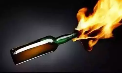 பழ வியாபாரி வீட்டில் பெட்ரோல் குண்டு வீச்சு- நள்ளிரவில் பரபரப்பு