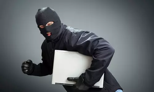 பெண்ணிடம் லேப்டாப் பறித்தவர் கைது