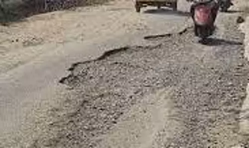 குண்டும் குழியுமாக உள்ள சாலையால் அடிக்கடி போக்குவரத்து நெரிசல்