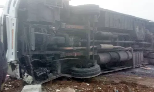 தருமபுரி அருகே பேரிகார்டு மீது மோதி ஆம்னி பஸ் கவிழ்ந்து விபத்து