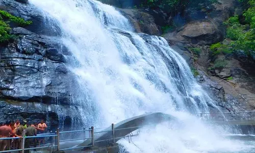 நெல்லை, தென்காசி, தூத்துக்குடியில் பரவலாக மழை: குற்றாலத்தில் வெள்ளப்பெருக்கு குறைந்ததால் சுற்றுலா பயணிகள் குளிக்க அனுமதி