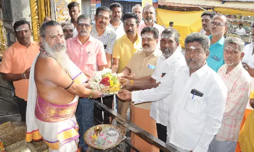 செந்தில்குமார் எம்.எல்.ஏ. பிறந்தநாள் வெள்ளைவிநாயகர் கோவிலில் தொ.மு.ச. சிறப்பு வழிபாடு