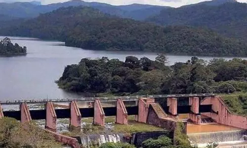 நீர்பிடிப்பு பகுதியில் மழை குறைந்ததால் முல்லை பெரியாறு அணையில் தண்ணீர் திறப்பு குறைப்பு