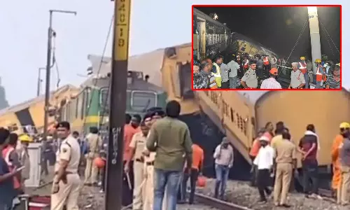 ஆந்திரா ரெயில் விபத்து: உதவி எண்கள் அறிவிப்பு, தொடர்ந்து நடைபெறும் மீட்பு பணி- ரெயில்கள் ரத்து