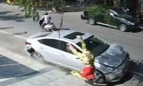 கீரம்பூர் அருகே கார் மோதி பெண் பலி