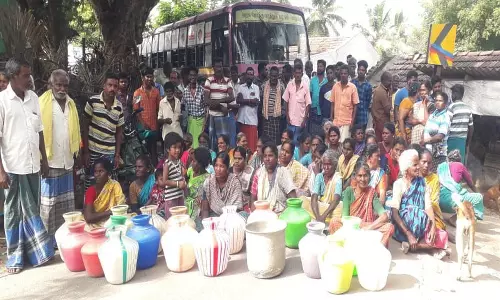 பழனி அருகே குடிநீர் கேட்டு பெண்கள் காலிக்குடங்களுடன் மறியல்