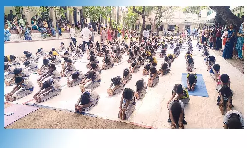 15 யோகாசனம் இடைவிடாதுசெய்து மாணவ, மாணவிகள் சாதனை