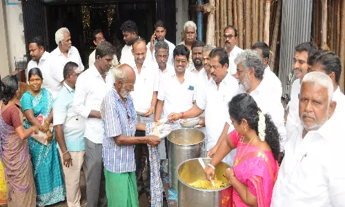 செந்தில்குமார் எம்.எல்.ஏ. பிறந்தநாளையொட்டி திண்டுக்கல்லில் தி.மு.க. வர்த்தகர் அணி சார்பில் அன்னதானம்