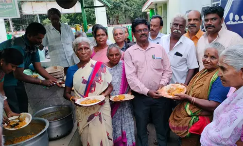 உழவர் சந்தையில் பொதுமக்களுக்கு சிறுதானிய உணவுகள்