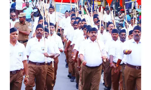 வீராம்பட்டினத்தில் ஆர்.எஸ்.எஸ். ஊர்வலம்