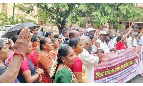பாப்ஸ்கோ நிறுவனத்தை திறக்க கோரி கொட்டும் மழையில் ஊழியர்கள் போராட்டம்