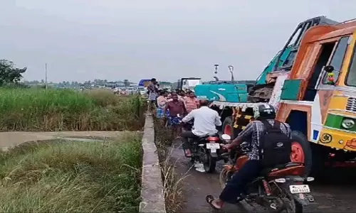 வடலூர் அருகேபரவனாற்று பாலத்தில் பழுதாகி நின்ற டிரெய்லர் லாரிபோக்குவரத்து கடும் பாதிப்பு