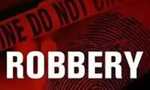 ரெயிலில் மூதாட்டியை கத்தியால் வெட்டி நகை பறிப்பு: மயங்கி கிடந்தவர் காஞ்சிபுரத்தில் மீட்பு