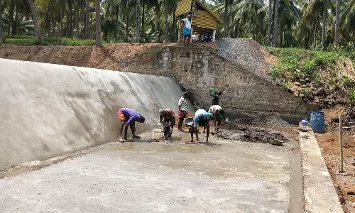அங்கலகுறிச்சியில் தடுப்பணையை சொந்த செலவில் சீரமைத்த விவசாயிகள்