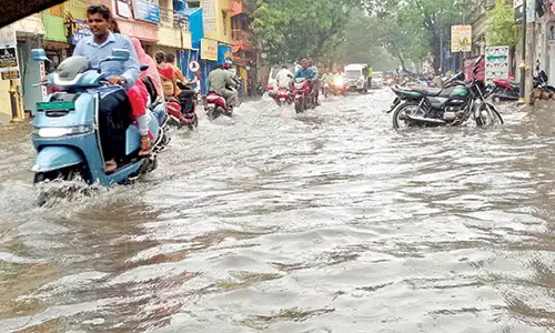 புதுவையில் கனமழை சாலைகளில் பெருக்கெடுத்த வெள்ளம்
