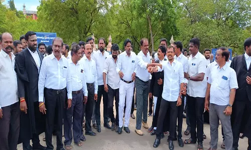 நெல்லையில் கோர்ட்டு முன்பு வக்கீல்கள் ஆர்ப்பாட்டம்
