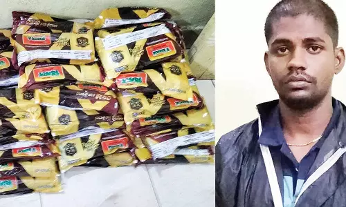 மோட்டார் சைக்கிளில் போதை பொருட்கள் கடத்திய வாலிபர் கைது