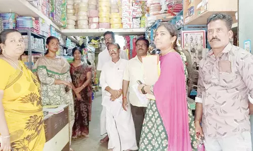 பாதுகாப்பான முறையில் கடைகளில் பட்டாசு விற்பனை நடைபெறுகிறதா? உதவி கலெக்டர் ஆய்வு