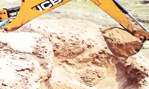 மணல்திருட்டை தடுக்க பள்ளம் தோண்டிய அதிகாரிகள்