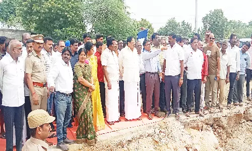 எதிர்க்கட்சி தலைவர் போல் கவர்னர் செயல்படுகிறார்