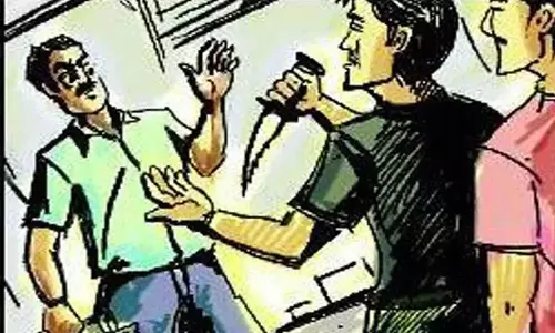 ஆசிரியரை மிரட்டி பணம்-செல்போன் பறிப்பு